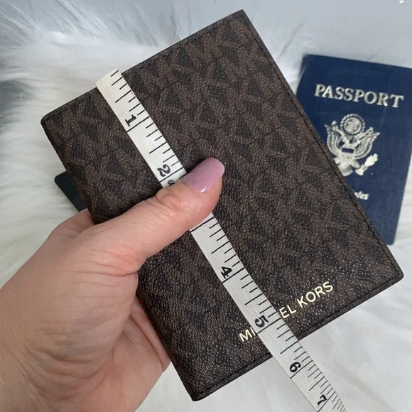 ❌SOLD❌ Authentic Michael Kors passport and credit card holder - like new - Picture 12 of 17
